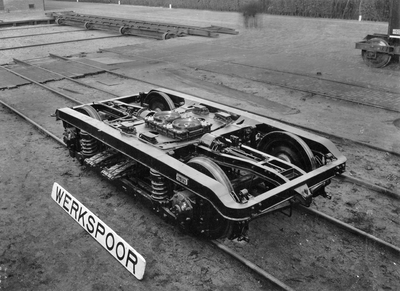 172058 Afbeelding van een gemeenschappelijk loopdraaistel van een electrisch treinstel mat. 1946 op het terrein van ...
